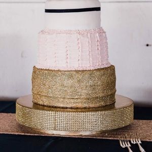 Glitzy gold cake stand. Gold sequins wedding cake.